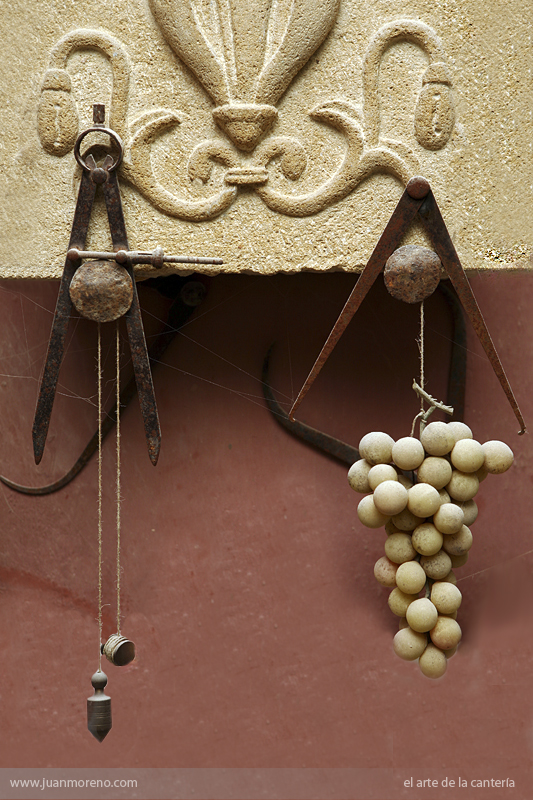 COMPASES, PLOMADA Y UVAS